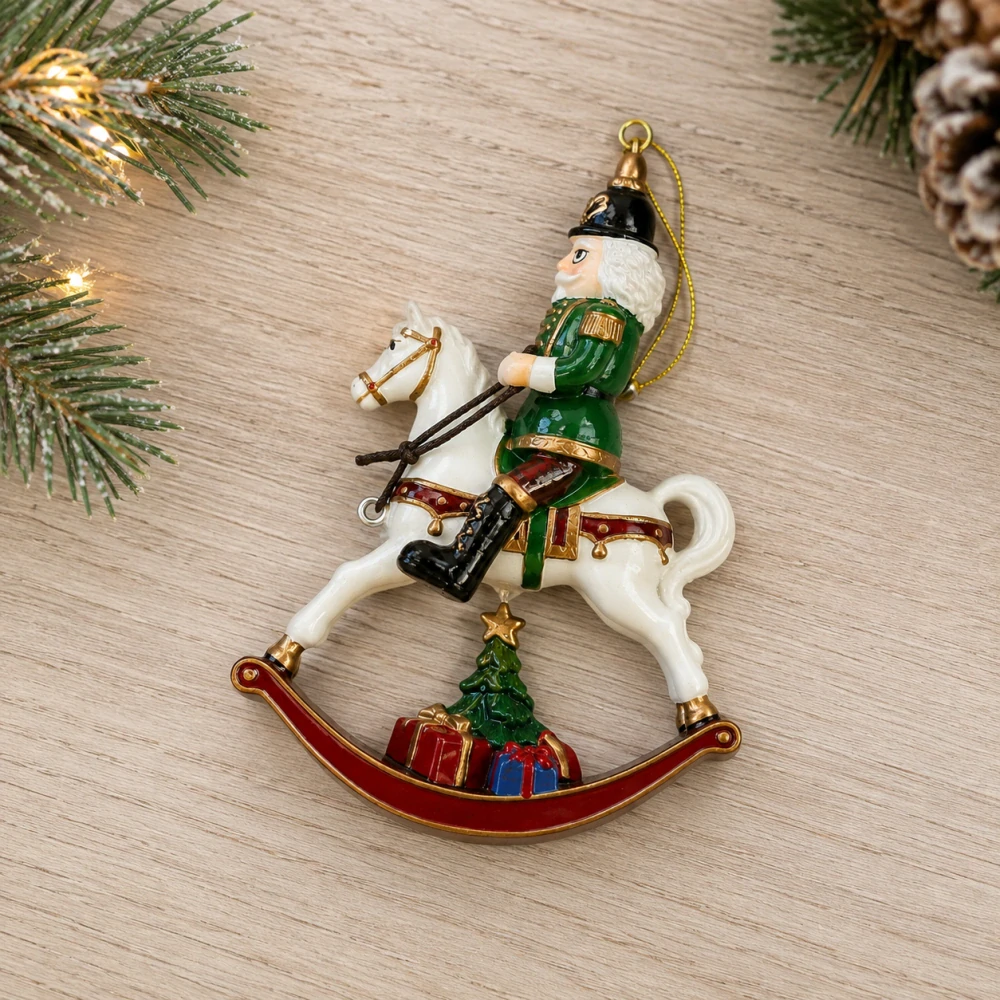 Doplnky pre zimnú koláž - závesný luskáčik na koni 8,2 cm od Villeroy & Boch