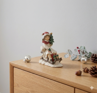 Dekoratívna figúrka dievčatka 10x6x12 cm béžová polyresinová vianočná dekorácia na sane