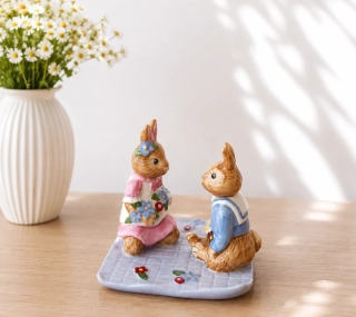 Bunny Tales - dekorácia  zajačikovia na pikniku 8 cm od Villeroy & Boch